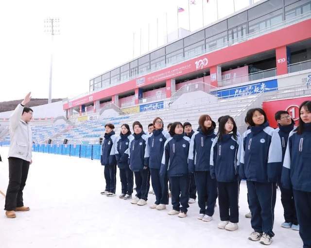 必一运动官网张家口市冰雪活动黉舍借“雪快意” 理论培育复合型冰雪人材(图1)