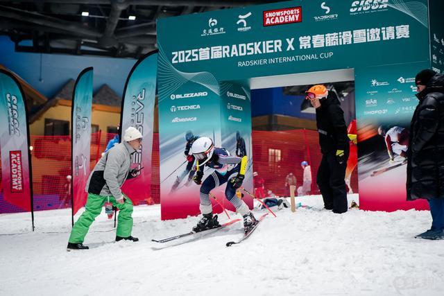 滑雪装备海内首家高山滑雪竞技中间落沪家门口可获国际尺度滑雪培训(图3)