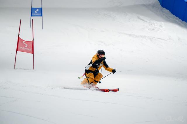 滑雪装备海内首家高山滑雪竞技中间落沪家门口可获国际尺度滑雪培训(图1)