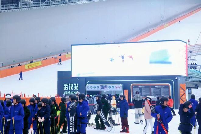 必一运动官网热雪奇观：四时室内雪场赋能全民滑雪与竞技人材培养｜第七届“中国效劳”(图5)