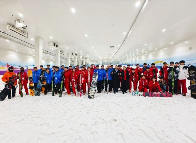 滑雪装备这所黉舍首届冰雪专业结业生来啦！失业笼盖多范畴(图1)